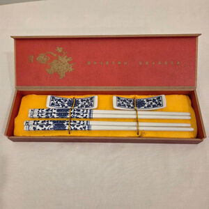 Porcelain chopstick Set with rests white with blue floral print